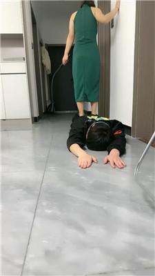 黑色夫人踩踏鞭打坐脸窒息 bf50536