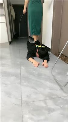 黑色夫人踩踏鞭打坐脸窒息 bf50536