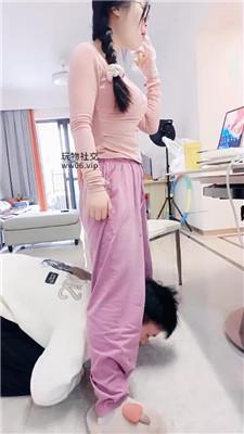 南月女神起床对狗撒气 bf50458