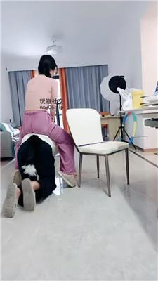 南月女神起床对狗撒气 bf50458