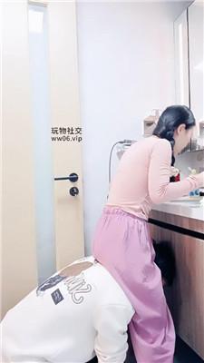 南月女神起床对狗撒气 bf50458