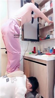 南月女神起床对狗撒气 bf50458