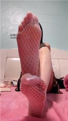 白兔爬进来给妈妈舔脚 250218-4