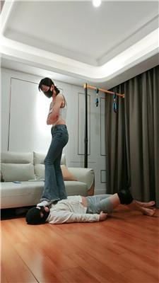 暴主牛仔裤女神-吊绑刑架暴揍 bf50514