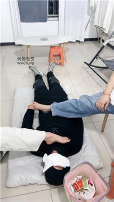 大小姐甘愿做姐妹花的脚下奴 JS250219-10