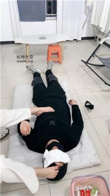 大小姐甘愿做姐妹花的脚下奴 JS250219-10