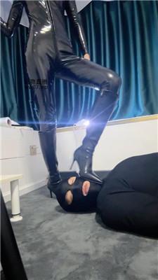 木万皮衣女神-连环耳光/高跟长靴踩/囚禁狗笼 bf50839