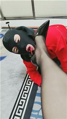 平凡高跟黑丝踩踏鞭打 JS250301-2