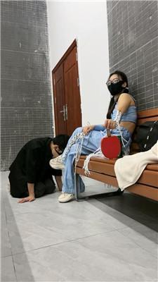 薇薇户外脏小白鞋踩人体家具 JS250305-24