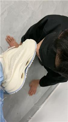 薇薇户外脏小白鞋踩人体家具 JS250305-24