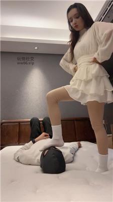 Anna俄罗斯混血儿-白袜踩踏/掐脖坐脸窒息 bf51062