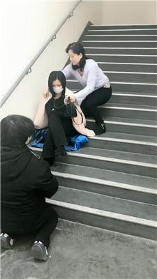 伊潼户外商场-楼梯间调情侣奴 JS250305-32