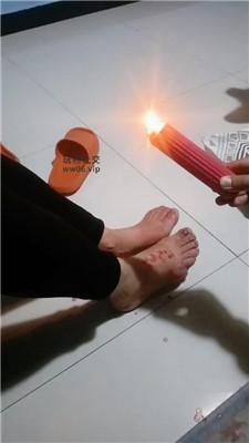 伪娘和人妻强制滴蜡喂圣水 JS250111-40