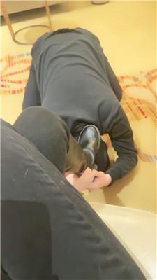 小妈桌底无意识长靴踩虐 JS250111-43