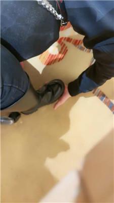 小妈桌底无意识长靴踩虐 JS250111-43