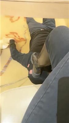 小妈桌底无意识长靴踩虐 JS250111-43