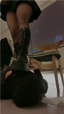 甜沁桌底视角-长靴黑丝碾压踩双视角版 bf49202