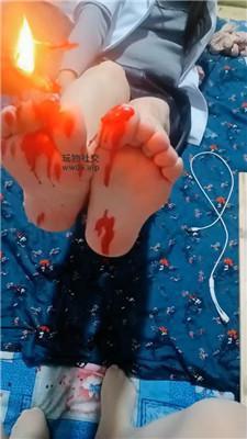 伪娘和人妻滴蜡强制踩虐蓬头垢面的狗 JS250109-12