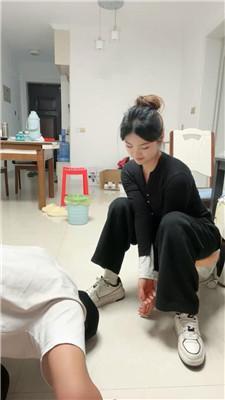 锅盖子骑马耳光/强迫舔脏运动鞋 bf49178