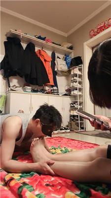 红颜带女儿做S虐狗+奶狗舔脚两部合集JS250310-14