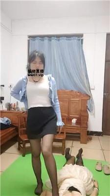 熊宝女神母畜-偷舔脚的下场 bf51238