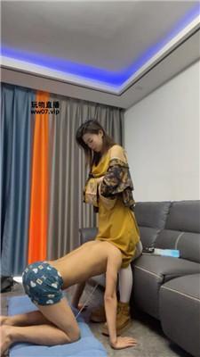 依依短靴白丝诱惑脚下骚奴 bf51140