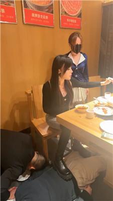 伊晨火锅店包厢多奴下跪伺候 bf51156