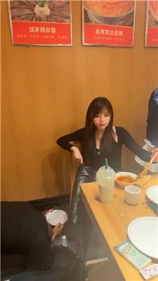伊晨火锅店包厢多奴下跪伺候 bf51156