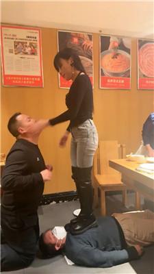 伊晨火锅店包厢多奴下跪伺候 bf51156