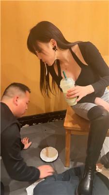 伊晨火锅店包厢多奴下跪伺候 bf51156