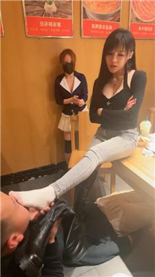 伊晨火锅店包厢多奴下跪伺候 bf51156