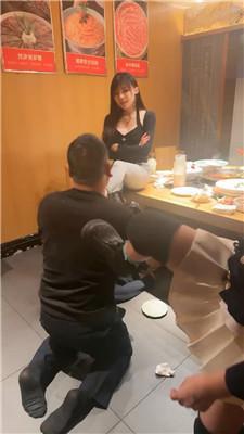 伊晨火锅店包厢多奴下跪伺候 bf51156