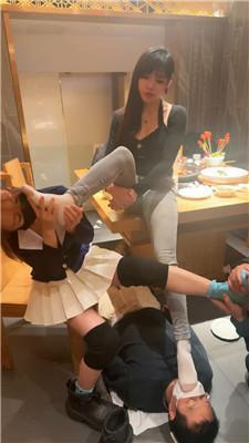 伊晨火锅店包厢多奴下跪伺候 bf51156