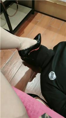 珮珮高跟肉丝深喉踩踏-骑马 JS250308-16