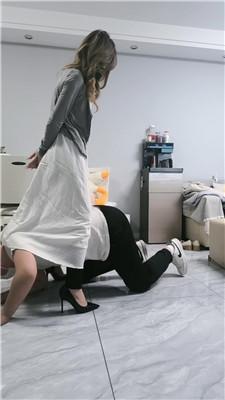 诗琪高跟玉足胯下辱骚奴 bf51108