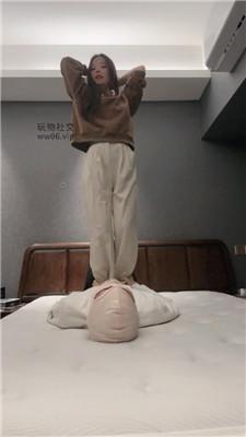 猴歌双素人S-骑马踩踏虐脚奴下 bf50978