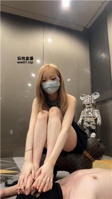 妮妮鞭打-玉足舔-铆钉高跟踢 bf51334