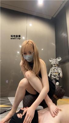 妮妮鞭打-玉足舔-铆钉高跟踢 bf51334