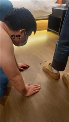 小凤梨双S纹身妹-白袜玉足踩踏喂食双视角版 JS250311-6