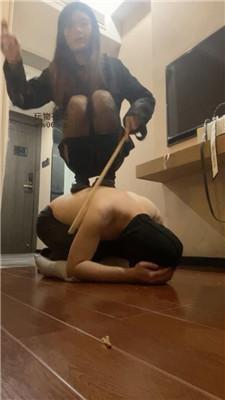 沐沐清理脏长靴-藤条抽-舔卫生巾喝圣水 JS250319-12