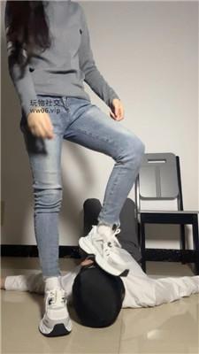 甜恬牛仔裤坐脸-运动鞋白袜辱 bf51516