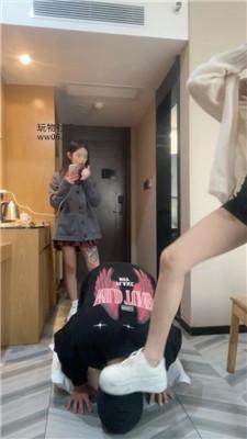 沐沐小白鞋踩-藤条抽-骑马胯下辱-内裤套头双视角版 bf51522