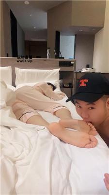 小格脚下伺候主人起床双视角版 JS250317-44