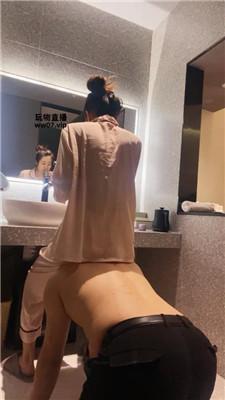 小格脚下伺候主人起床双视角版 JS250317-44