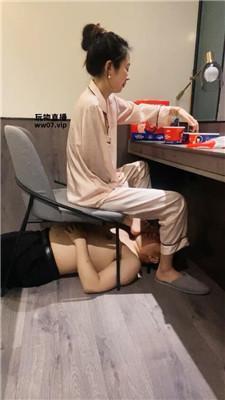 小格脚下伺候主人起床双视角版 JS250317-44