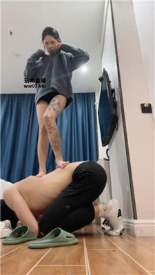 小凤梨纹身小妹白袜玉足舔 JS250316-9