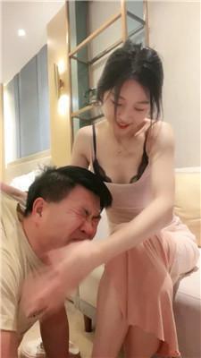 佳佳强迫狗继父舔脚吃烟灰 bf51629