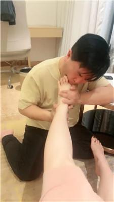 佳佳强迫狗继父舔脚吃烟灰 bf51629