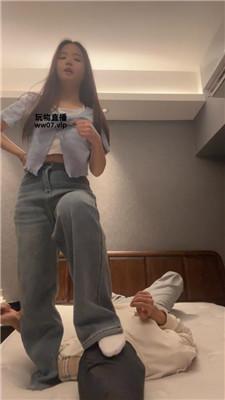 球球牛仔裤坐脸腿绞-白袜踩 bf51661