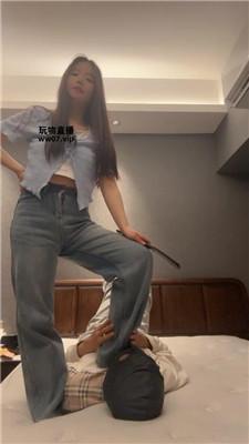 球球牛仔裤坐脸腿绞-白袜踩 bf51661